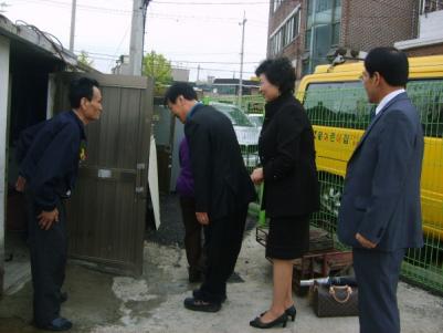 장안구 영화동&#44; 홀몸 어르신 카네이션 달아드리기 행사 가져